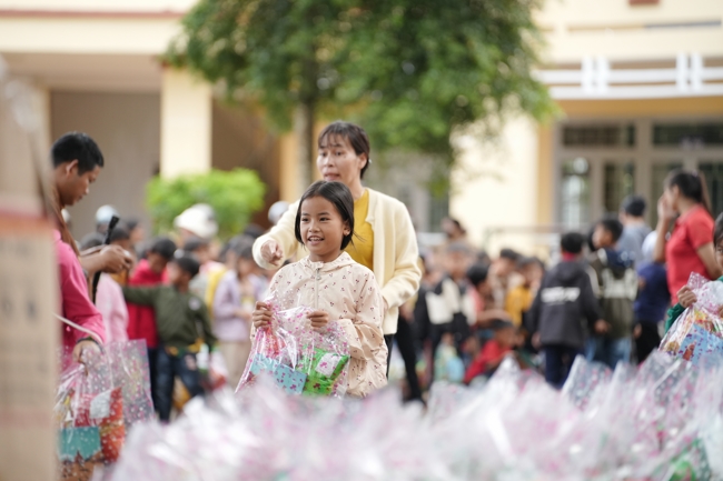 Giving Mid-autumn gifts in Tà Đùng – Lâm Đồng in the pagoda charity activities