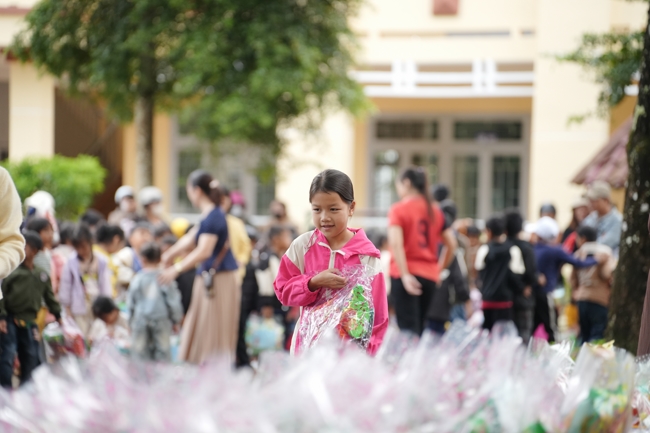 Giving Mid-autumn gifts in Tà Đùng – Lâm Đồng in the pagoda charity activities