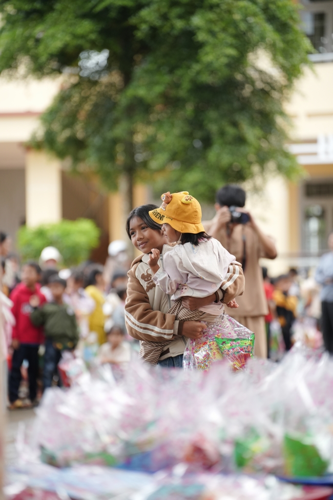 Giving Mid-autumn gifts in Tà Đùng – Lâm Đồng in the pagoda charity activities