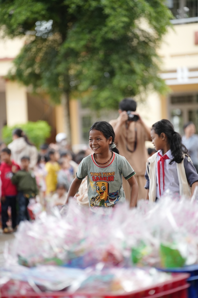 Giving Mid-autumn gifts in Tà Đùng – Lâm Đồng in the pagoda charity activities
