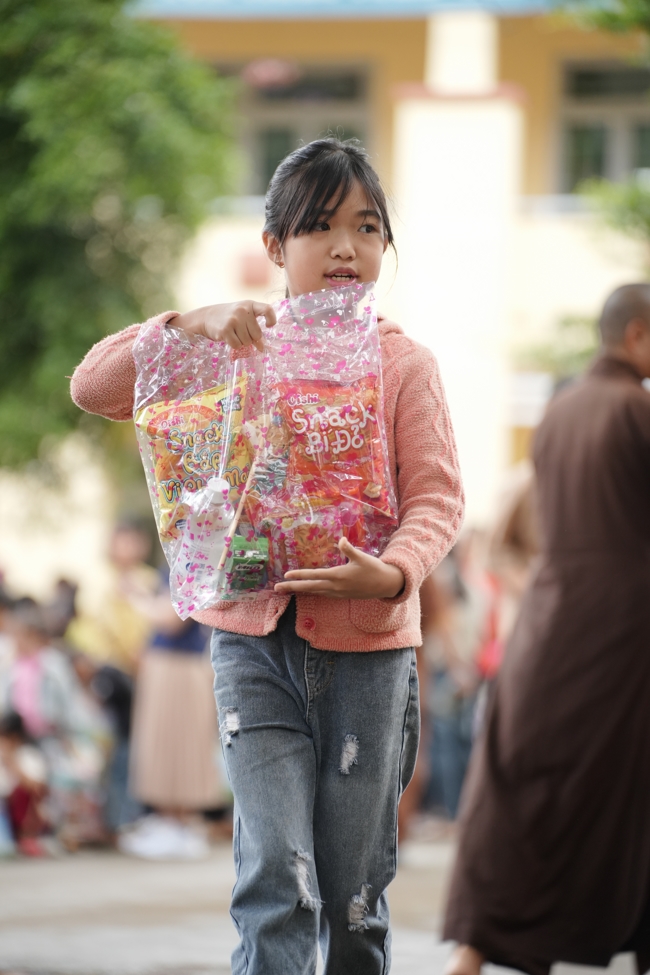 Giving Mid-autumn gifts in Tà Đùng – Lâm Đồng in the pagoda charity activities