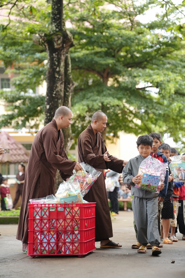 Giving Mid-autumn gifts in Tà Đùng – Lâm Đồng in the pagoda charity activities