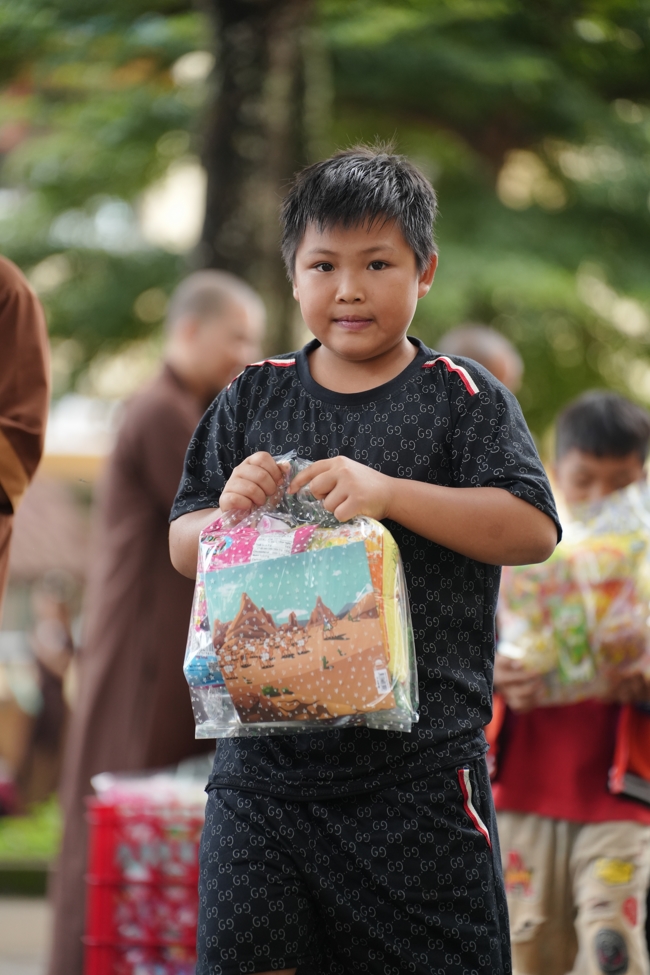 Giving Mid-autumn gifts in Tà Đùng – Lâm Đồng in the pagoda charity activities