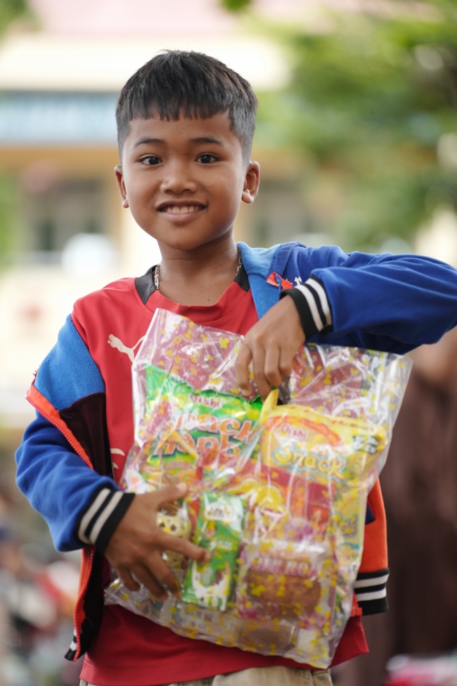 Giving Mid-autumn gifts in Tà Đùng – Lâm Đồng in the pagoda charity activities