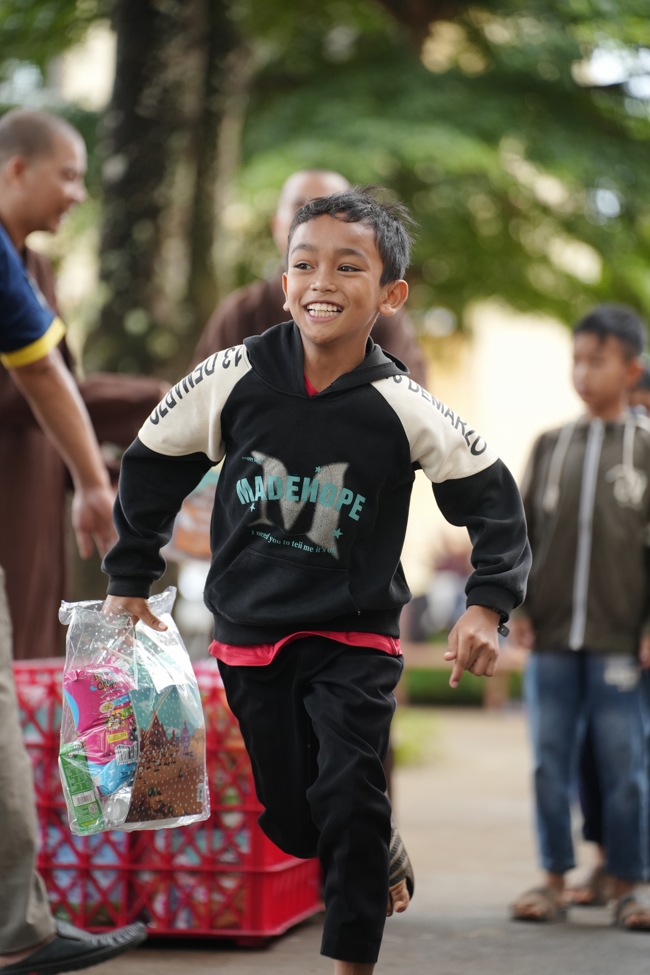 Giving Mid-autumn gifts in Tà Đùng – Lâm Đồng in the pagoda charity activities