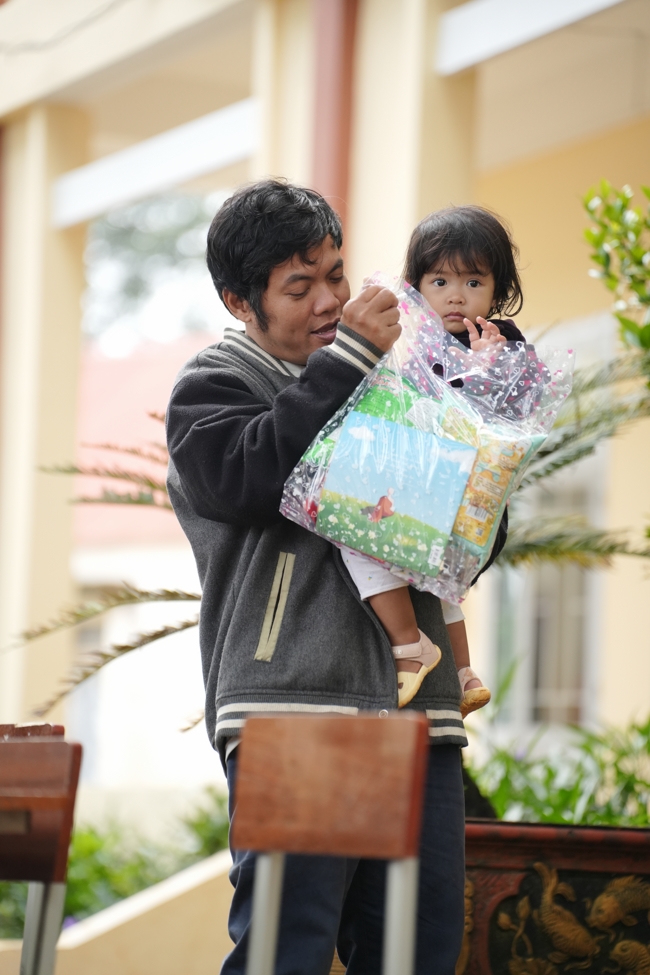 Giving Mid-autumn gifts in Tà Đùng – Lâm Đồng in the pagoda charity activities