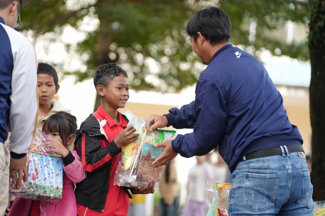 Giving Mid-autumn gifts in Tà Đùng – Lâm Đồng in the pagoda charity activities