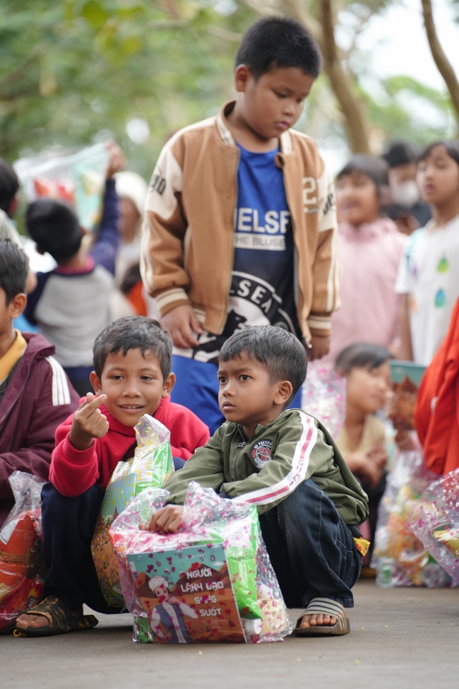 Giving Mid-autumn gifts in Tà Đùng – Lâm Đồng in the pagoda charity activities