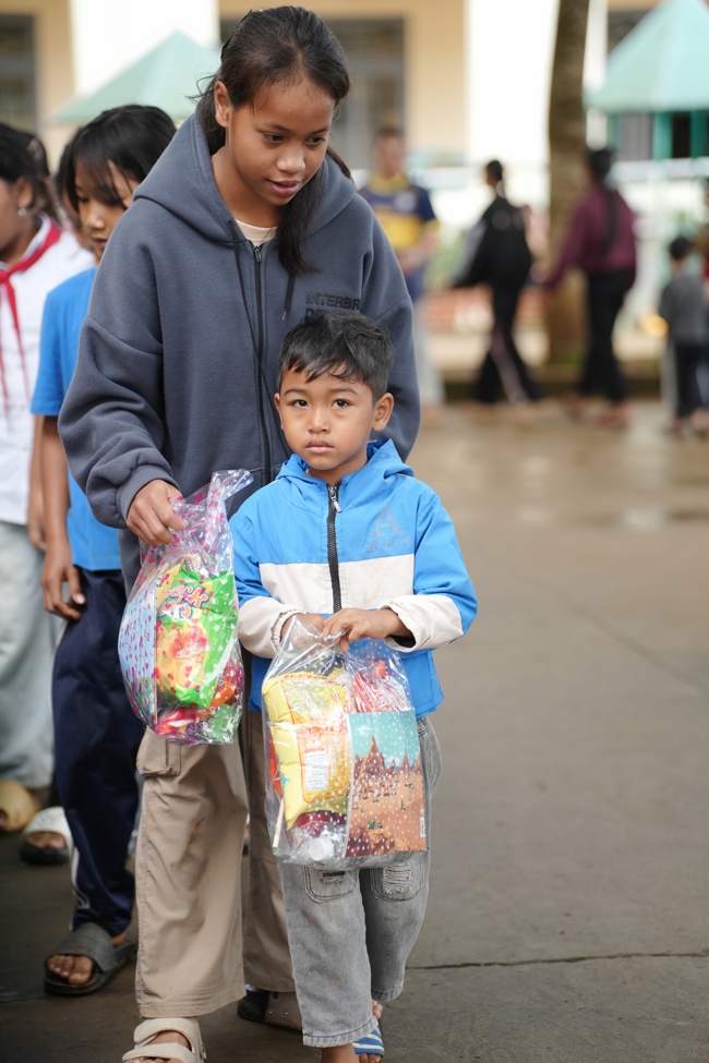 Giving Mid-autumn gifts in Tà Đùng – Lâm Đồng in the pagoda charity activities
