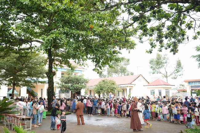 Giving Mid-autumn gifts in Tà Đùng – Lâm Đồng in the pagoda charity activities