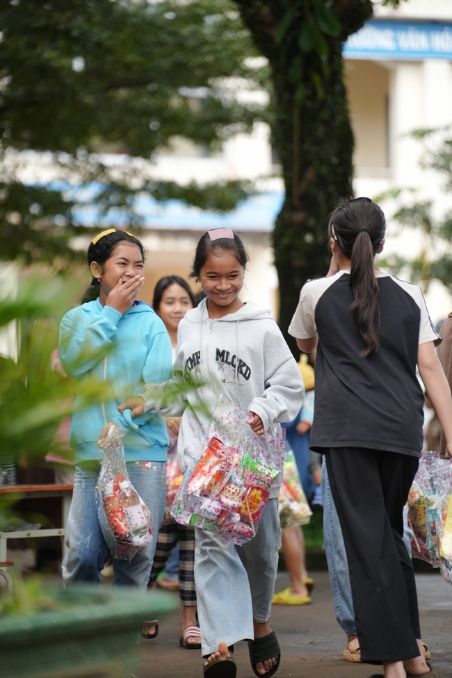 Giving Mid-autumn gifts in Tà Đùng – Lâm Đồng in the pagoda charity activities