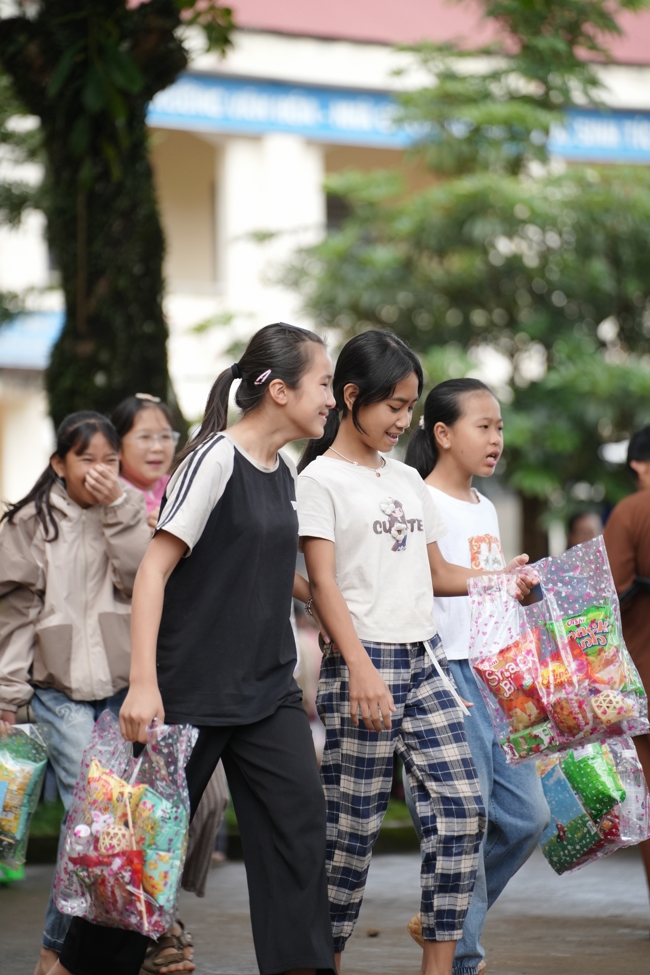 Giving Mid-autumn gifts in Tà Đùng – Lâm Đồng in the pagoda charity activities