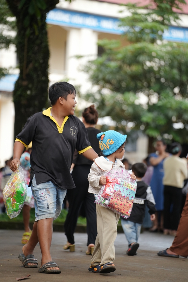 Giving Mid-autumn gifts in Tà Đùng – Lâm Đồng in the pagoda charity activities
