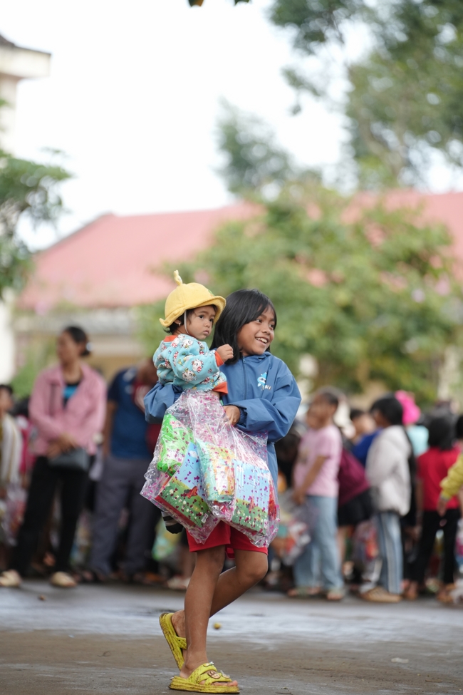 Giving Mid-autumn gifts in Tà Đùng – Lâm Đồng in the pagoda charity activities