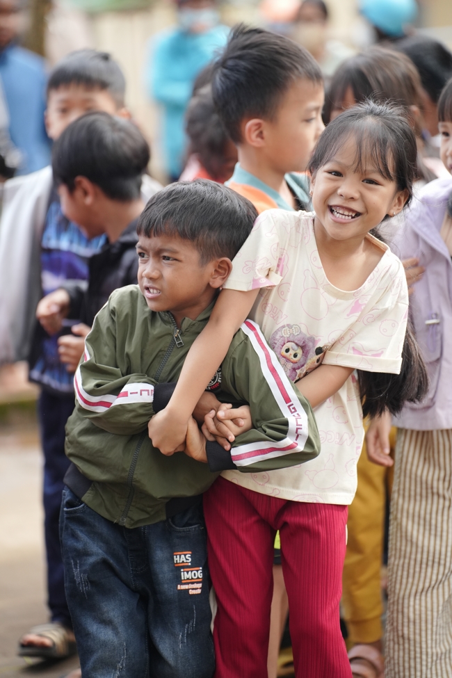 Giving Mid-autumn gifts in Tà Đùng – Lâm Đồng in the pagoda charity activities