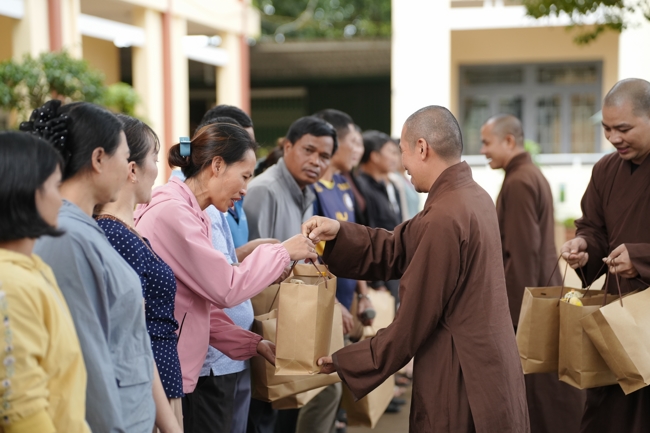 Giving Mid-autumn gifts in Tà Đùng – Lâm Đồng in the pagoda charity activities