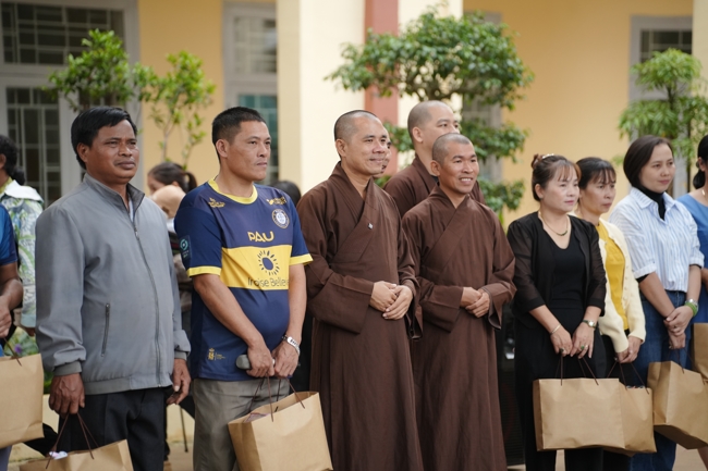 Giving Mid-autumn gifts in Tà Đùng – Lâm Đồng in the pagoda charity activities