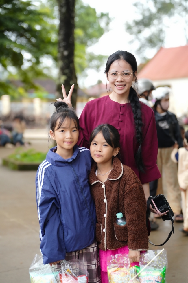 Giving Mid-autumn gifts in Tà Đùng – Lâm Đồng in the pagoda charity activities