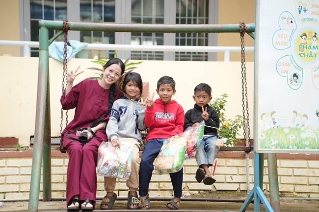 Giving Mid-autumn gifts in Tà Đùng – Lâm Đồng in the pagoda charity activities