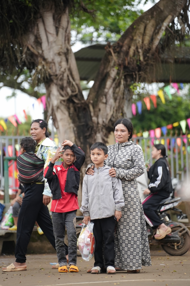 Giving Mid-autumn gifts in Tà Đùng – Lâm Đồng in the pagoda charity activities