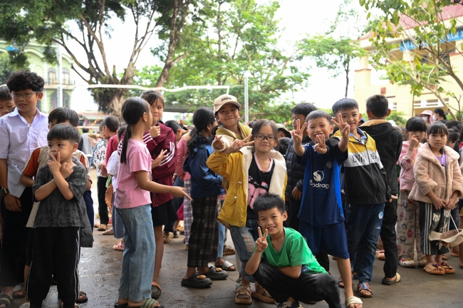 Giving Mid-autumn gifts in Tà Đùng – Lâm Đồng in the pagoda charity activities