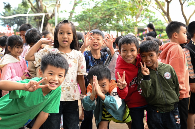 Giving Mid-autumn gifts in Tà Đùng – Lâm Đồng in the pagoda charity activities