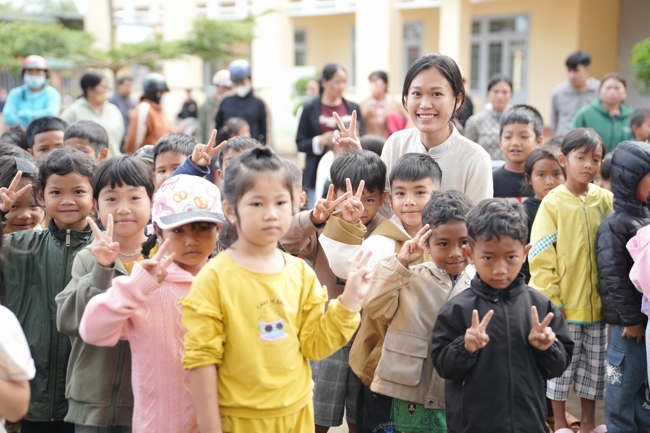 Giving Mid-autumn gifts in Tà Đùng – Lâm Đồng in the pagoda charity activities