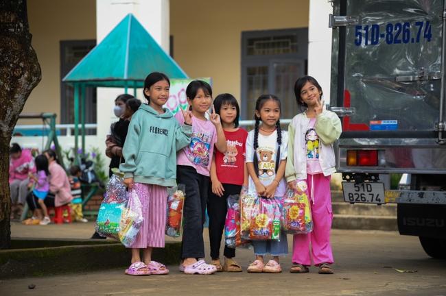 Giving Mid-autumn gifts in Tà Đùng – Lâm Đồng in the pagoda charity activities