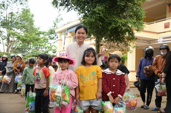 Giving Mid-autumn gifts in Tà Đùng – Lâm Đồng in the pagoda charity activities