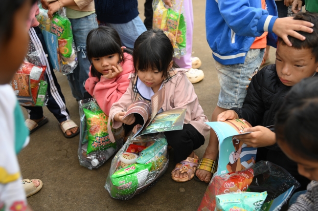 Giving Mid-autumn gifts in Tà Đùng – Lâm Đồng in the pagoda charity activities