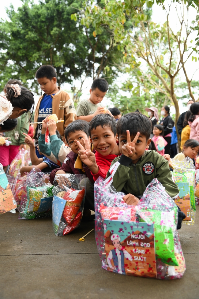 Giving Mid-autumn gifts in Tà Đùng – Lâm Đồng in the pagoda charity activities