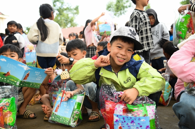 Giving Mid-autumn gifts in Tà Đùng – Lâm Đồng in the pagoda charity activities