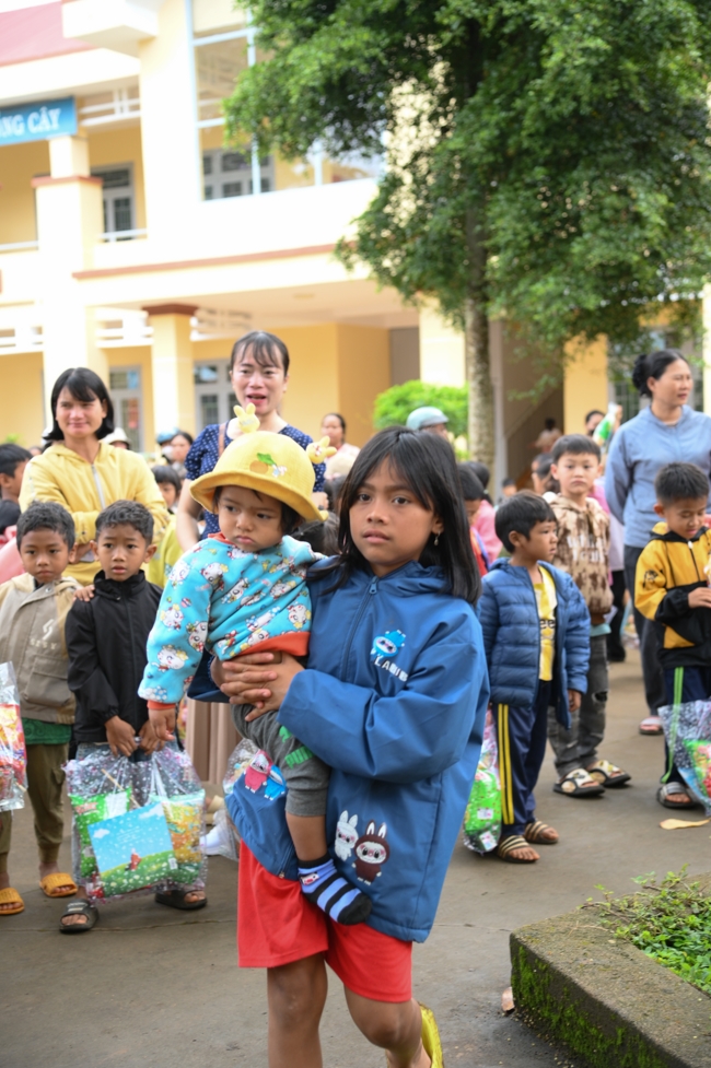 Giving Mid-autumn gifts in Tà Đùng – Lâm Đồng in the pagoda charity activities