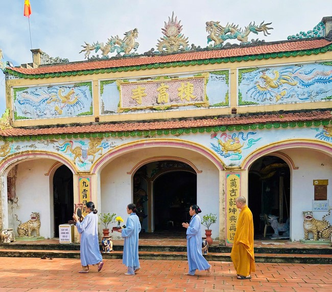 One - Day Practice at Dong Cao pagoda, Thanh Hoa