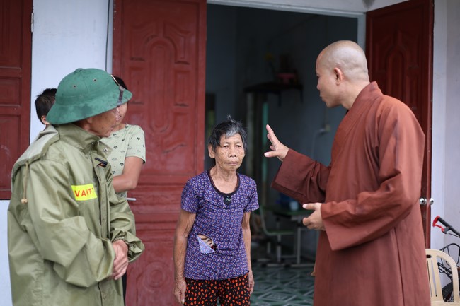 Disaster relief in Thanh Hoa province in the pagoda's Charity activities