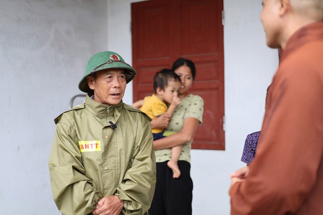 Disaster relief in Thanh Hoa province in the pagoda's Charity activities