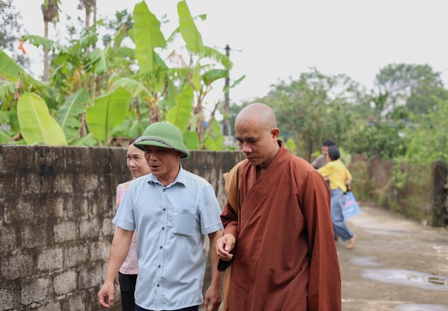 Disaster relief in Thanh Hoa province in the pagoda's Charity activities