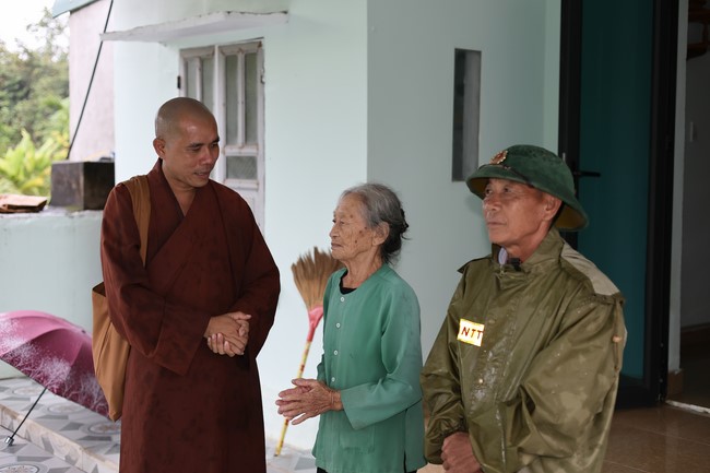 Disaster relief in Thanh Hoa province in the pagoda's Charity activities