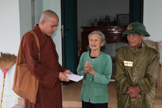 Disaster relief in Thanh Hoa province in the pagoda's Charity activities