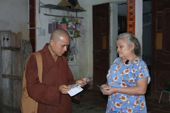 Disaster relief in Thanh Hoa province in the pagoda's Charity activities