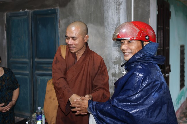 Disaster relief in Thanh Hoa province in the pagoda's Charity activities