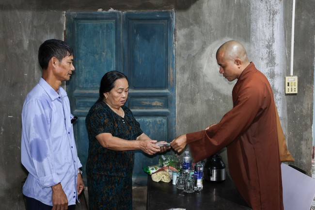 Disaster relief in Thanh Hoa province in the pagoda's Charity activities