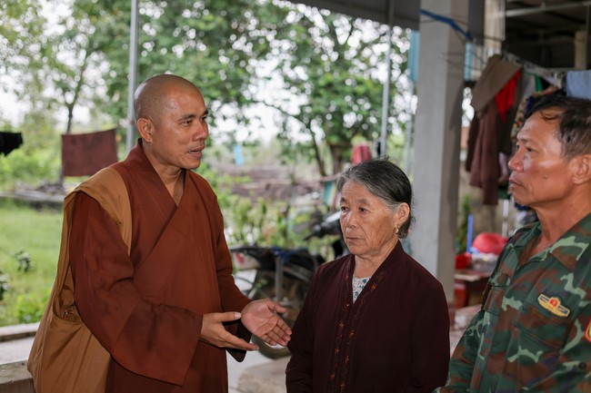 Disaster relief in Thanh Hoa province in the pagoda's Charity activities