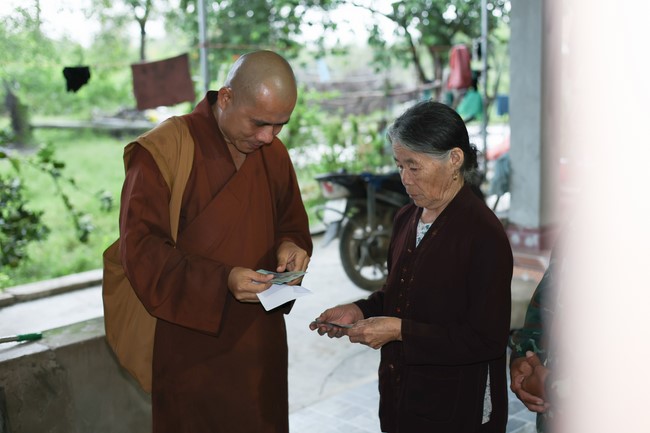 Disaster relief in Thanh Hoa province in the pagoda's Charity activities