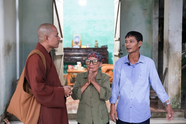 Disaster relief in Thanh Hoa province in the pagoda's Charity activities