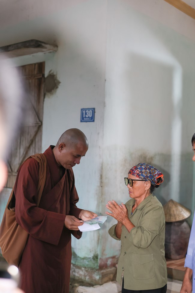 Disaster relief in Thanh Hoa province in the pagoda's Charity activities