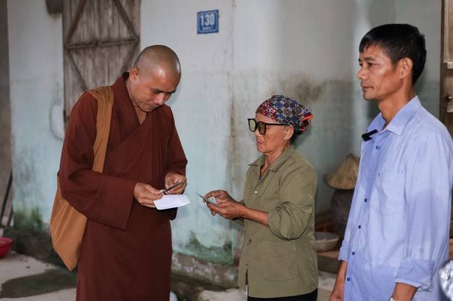 Disaster relief in Thanh Hoa province in the pagoda's Charity activities