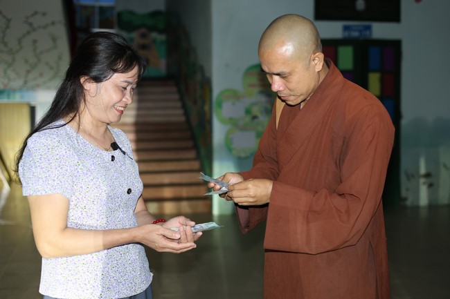 Disaster relief in Thanh Hoa province in the pagoda's Charity activities