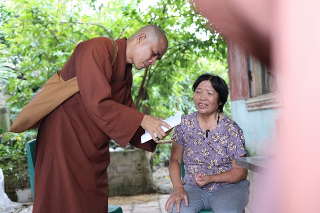 Disaster relief in Thanh Hoa province in the pagoda's Charity activities