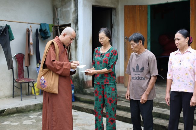 Disaster relief in Thanh Hoa province in the pagoda's Charity activities